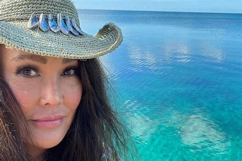 ‘Wayne’s World’ star Tia Carrere, 56, poses in bikini to celebrate。